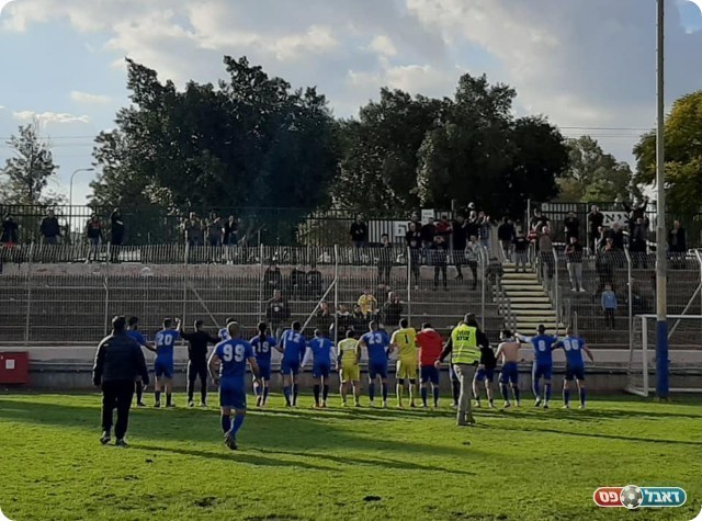 שחקני כפר כמא חוגגים עם הקהל (פייסבוק כפר כמא)